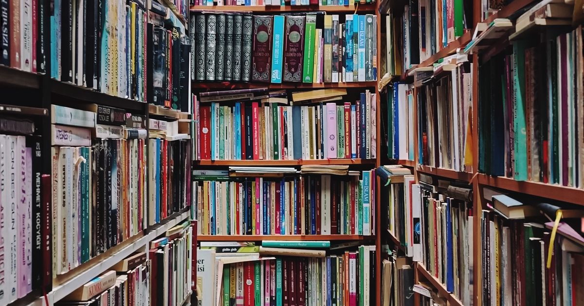 本がぎっしり並んだ書店の通路